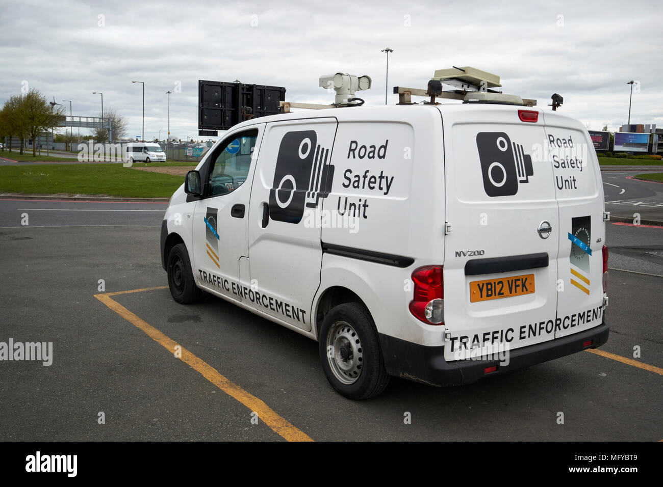 Unidad de seguridad vial vehículo aplicando las restricciones de aparcamiento en el aeropuerto de Liverpool Inglaterra Foto de stock