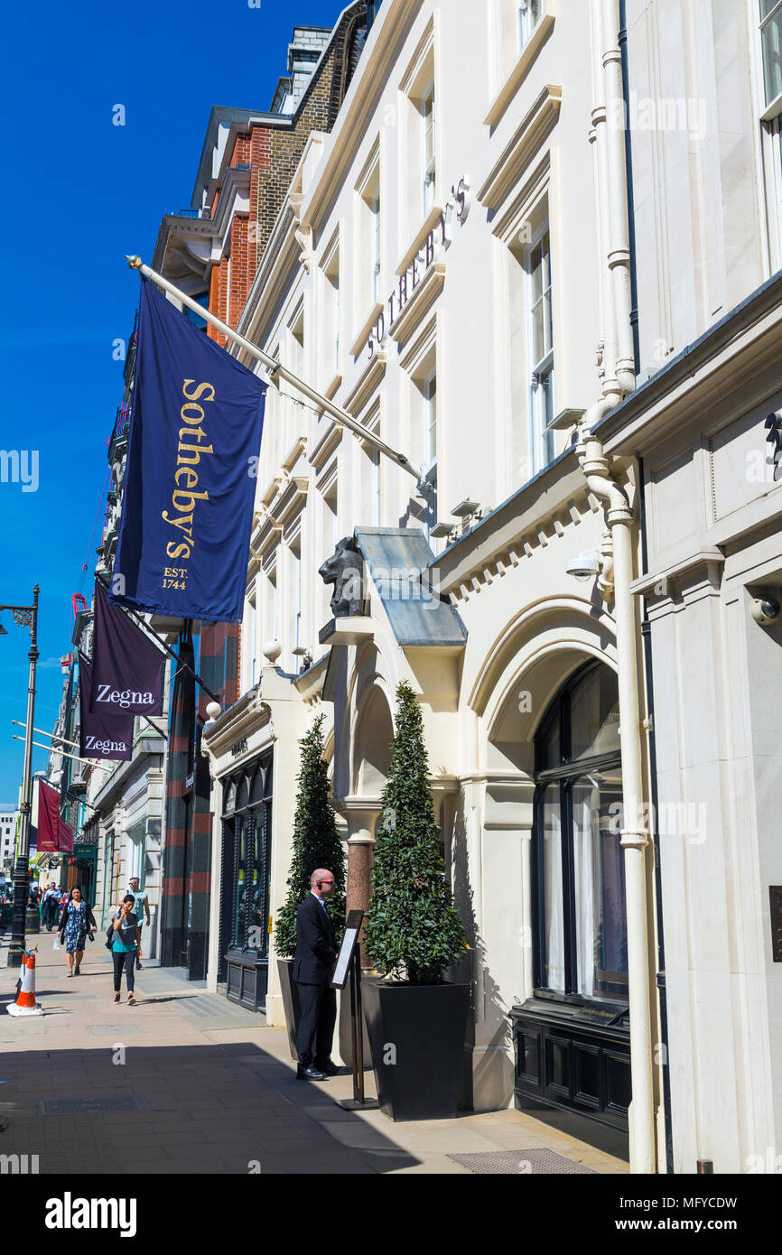 La entrada de Sotheby's en New Bond Street, Londres, Reino Unido. Foto de stock
