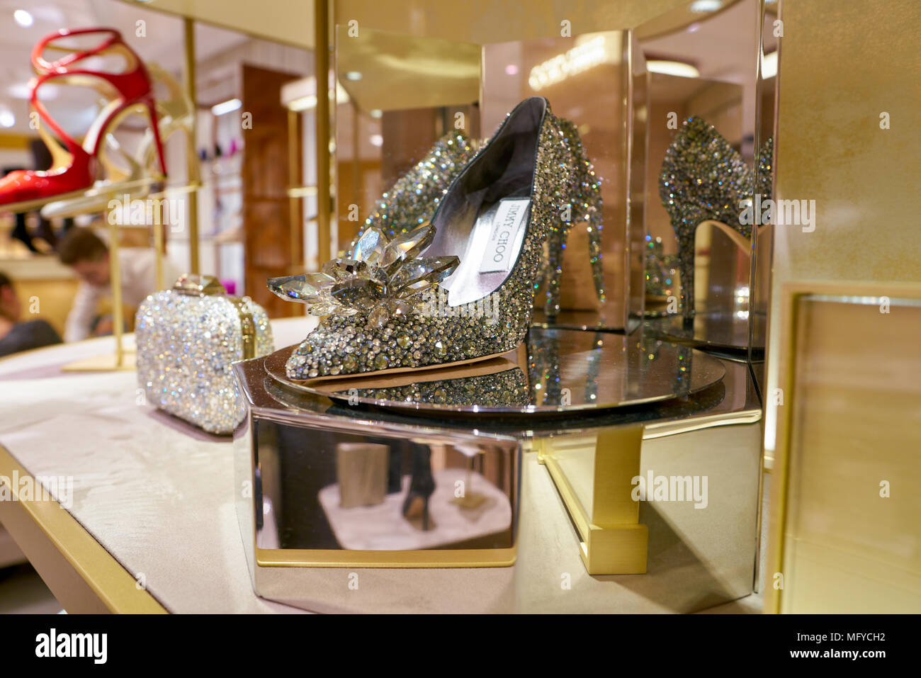 Roma, Italia - CIRCA noviembre, 2017: Jimmy Choo Cenicienta zapatos de  edición en la pantalla en una segunda tienda insignia de la Rinascente en  Roma Fotografía de stock - Alamy