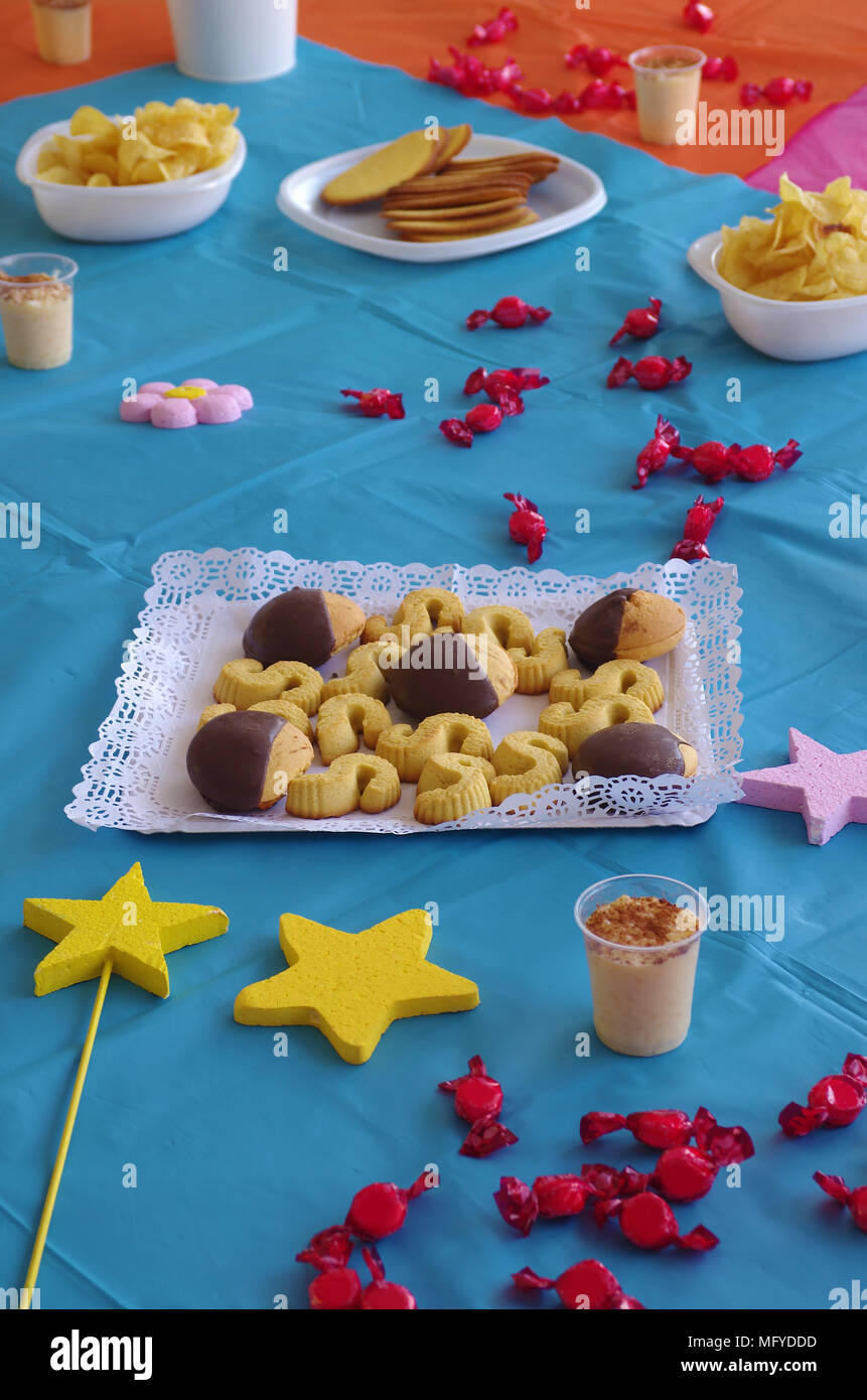 Colorido juego de mesa snack en un cumpleaños infantil Fotografía de stock  - Alamy