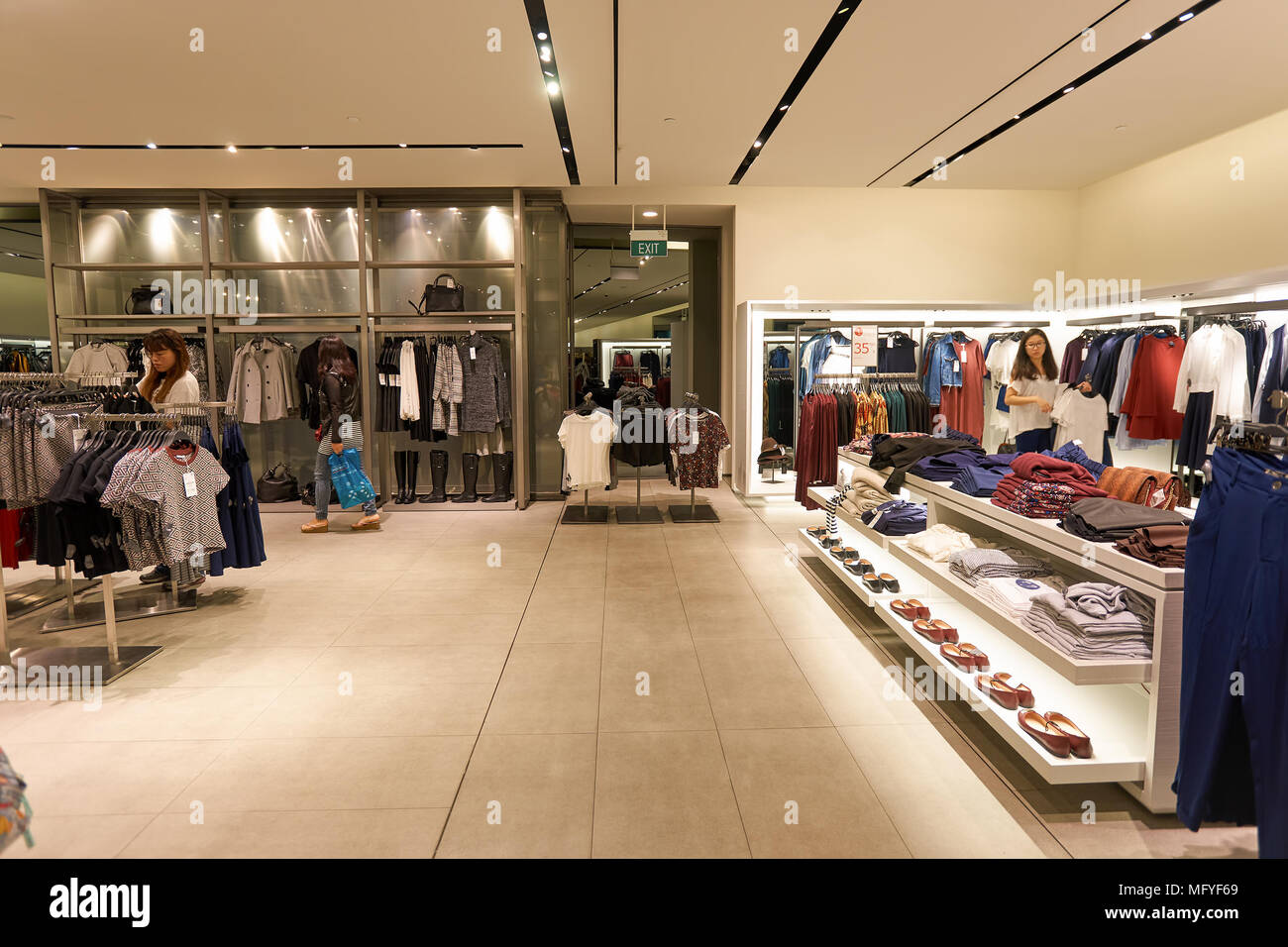 Singapur - Noviembre 08, 2015: el interior de una tienda de Zara. Zara es  una tienda de ropa y accesorios en español con sede en Arteixo, en Galicia  Fotografía de stock - Alamy