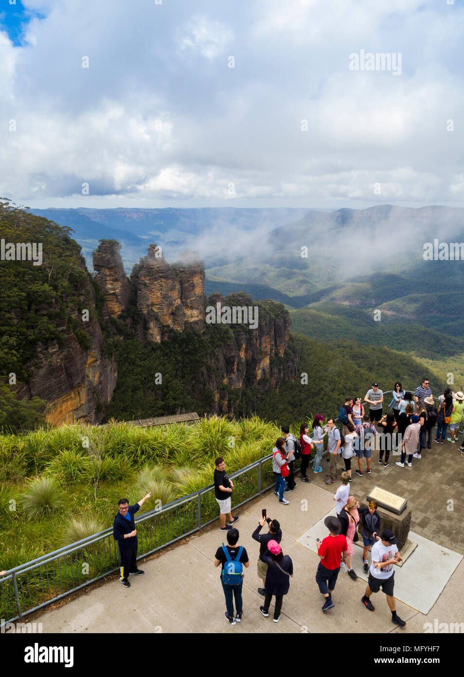 Vista de las Tres Hermanas y el Valle Jamison desde el mirador de la Reina Elizabeth, Echo Point, Blue Mountains, en New South Wales, Australia Foto de stock