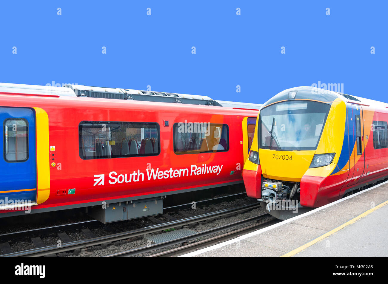 Sur-occidental de los trenes en la estación de tren de Ashford, Ashford, Surrey, Inglaterra, Reino Unido Foto de stock