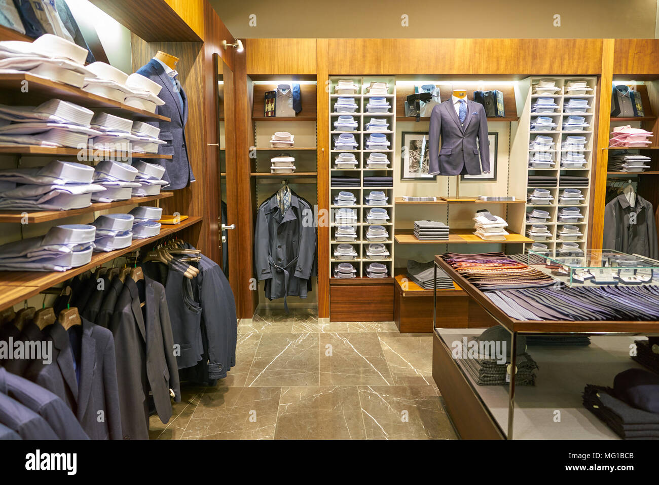 Milán Malpensa, Italia - CIRCA noviembre, 2017: ropa en exhibición en Boggi  tienda en Milán Malpensa aeropuerto, traslado al 1 Fotografía de stock -  Alamy