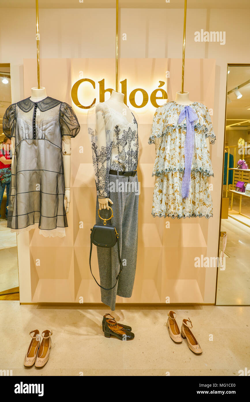 Uva Consentimiento galope Milán, Italia - CIRCA noviembre, 2017: varios de Chloe ropa en exhibición  en la Rinascente. Rinascente es una colección de tiendas de alta gama  Fotografía de stock - Alamy