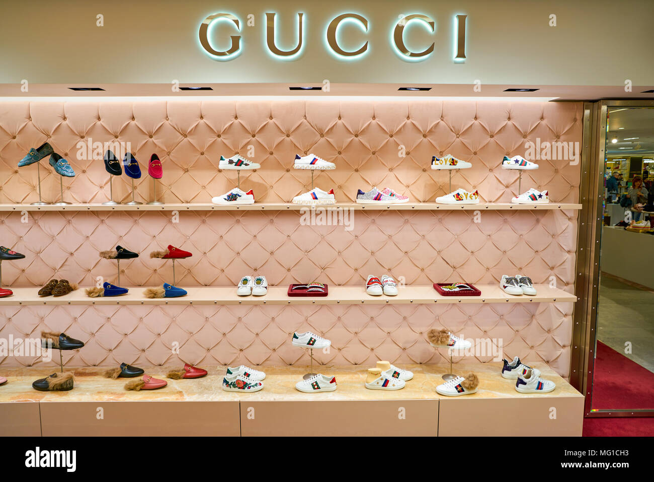 Milán, Italia - CIRCA noviembre, 2017: Gucci Zapatos Rinascente en  exhibición en el centro comercial de Milán. Rinascente es una colección de  tiendas de alta gama Fotografía de stock - Alamy