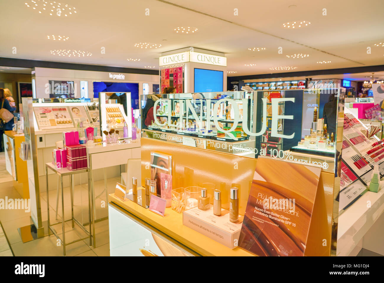Milán, Italia - CIRCA noviembre, 2017: cosméticos en la pantalla en la  Rinascente. Rinascente es una colección de tiendas de alta gama Fotografía  de stock - Alamy