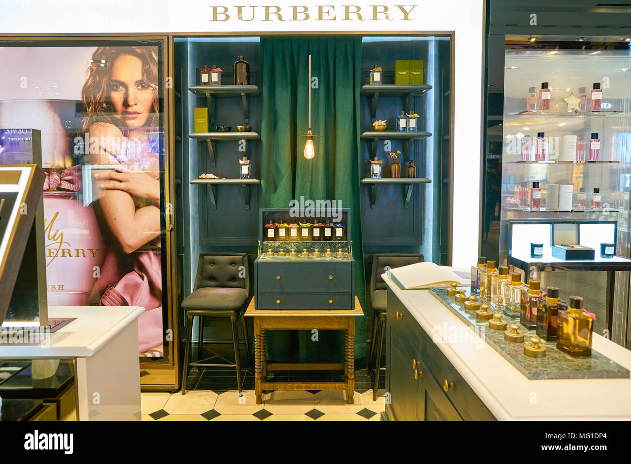 Burberry perfume fotografías e imágenes de alta resolución - Alamy