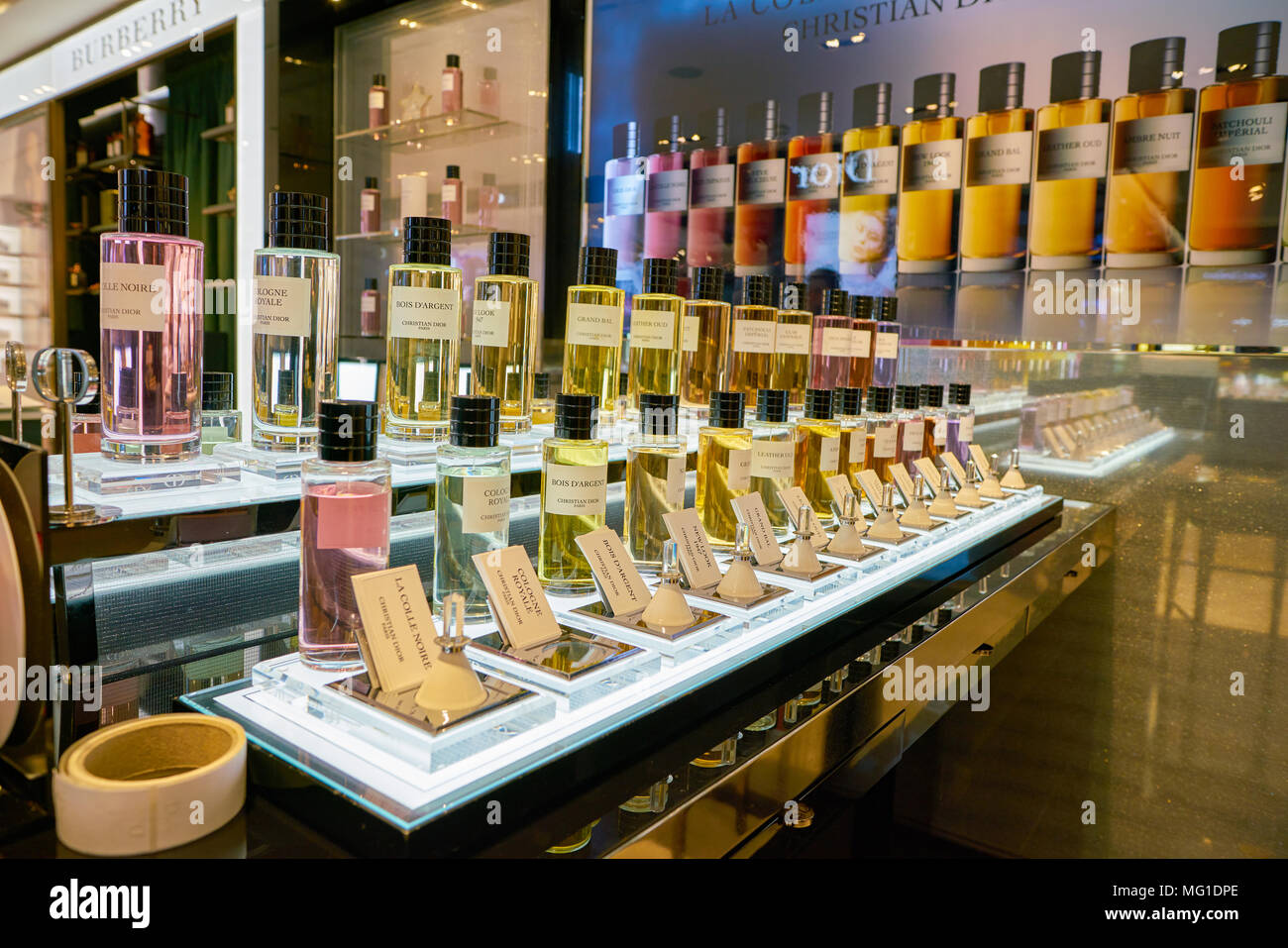 Milán, Italia - CIRCA noviembre, 2017: perfumes en exhibición en la  Rinascente. Rinascente es una colección de tiendas de alta gama Fotografía  de stock - Alamy