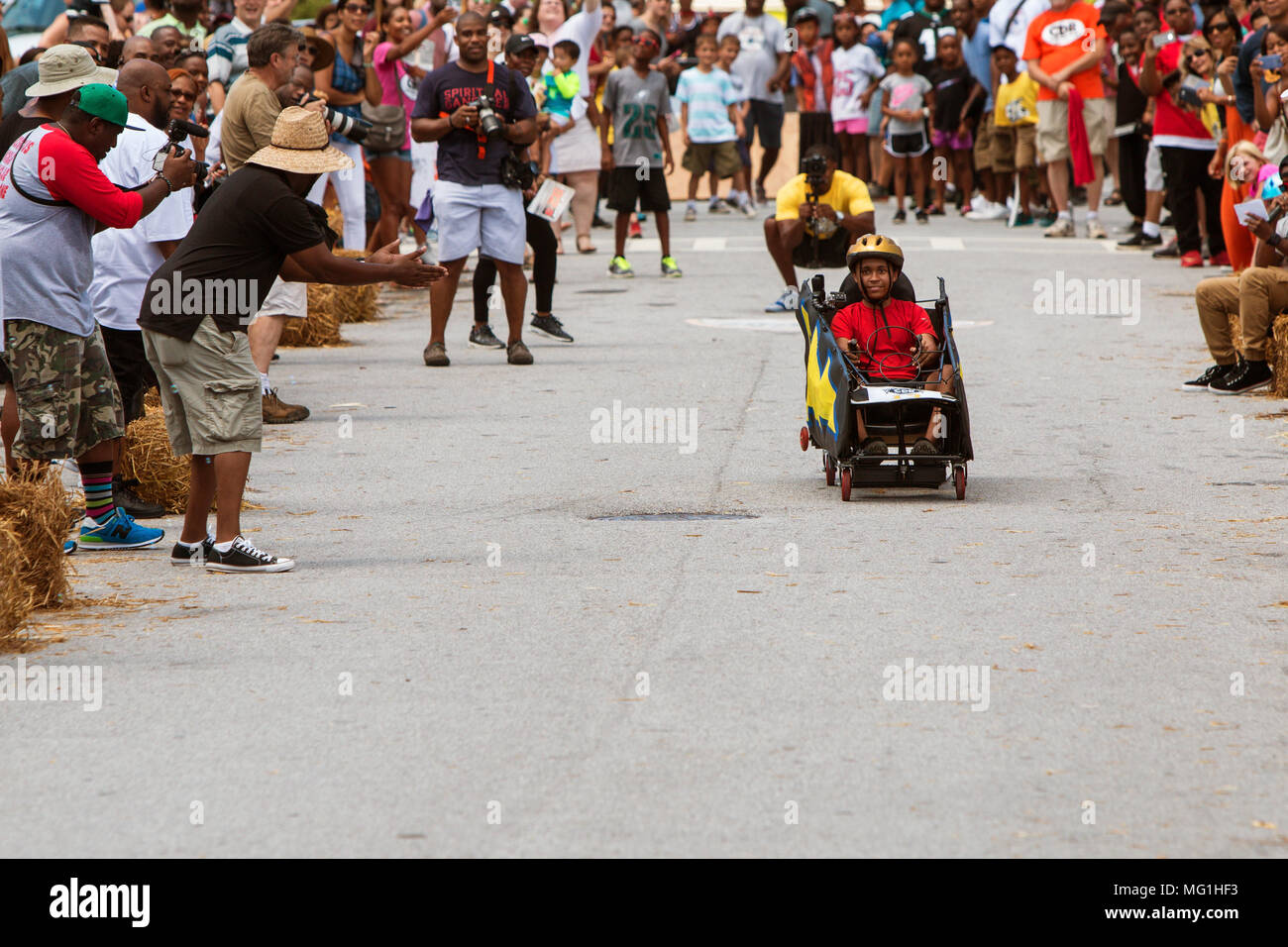 Animar a los espectadores un pibe racing en un jabón box derby coche en el Cool papás Rock Jabón Box Derby el 13 de agosto de 2016 en Atlanta, GA. Foto de stock