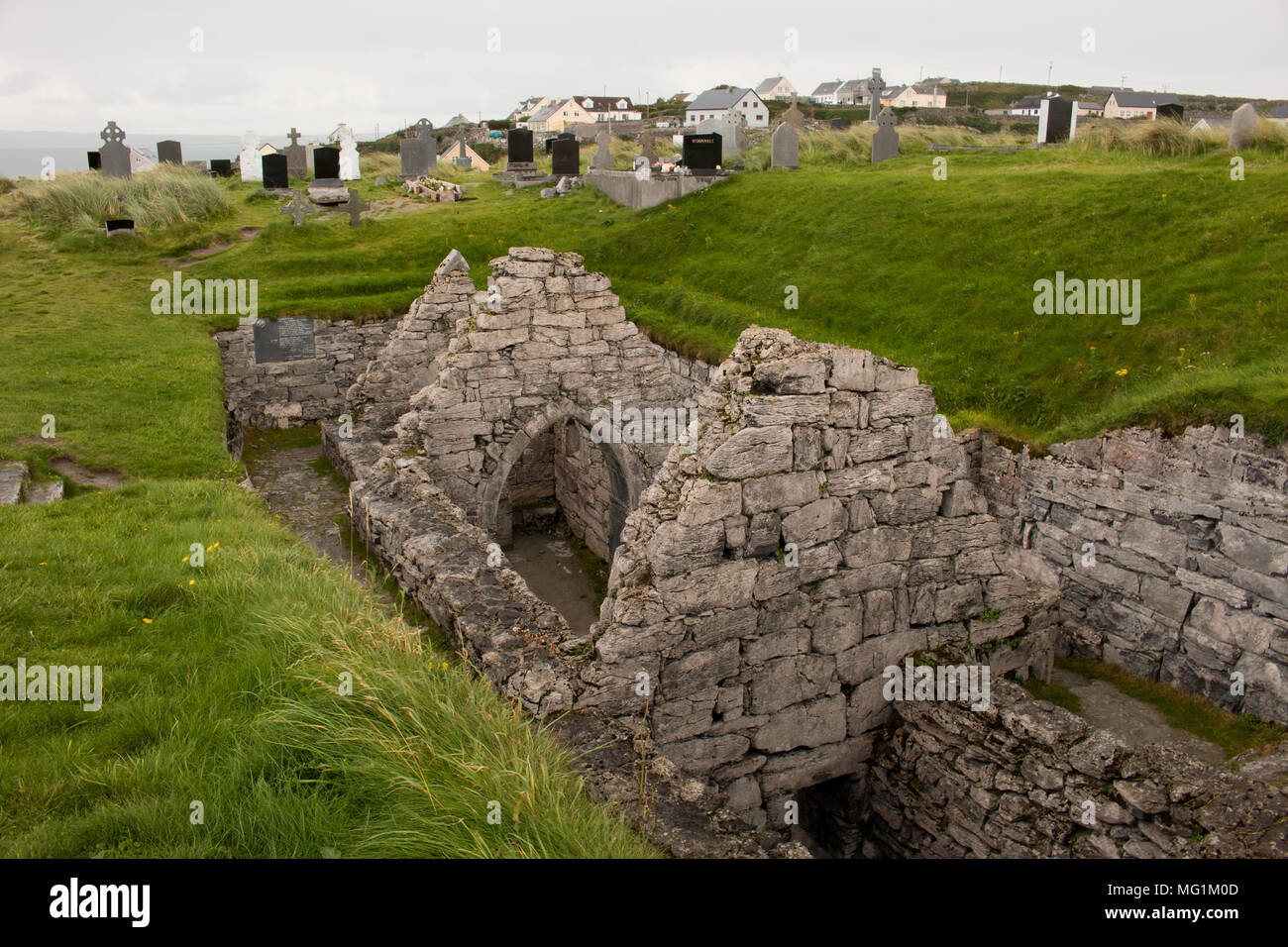 Las ruinas excavadas de la Iglesia de St. Caomhan, Inisheer, Irlanda. San Caomhan es la patrona de Inisheer. Este fue un lugar de peregrinación para los enfermos. Foto de stock