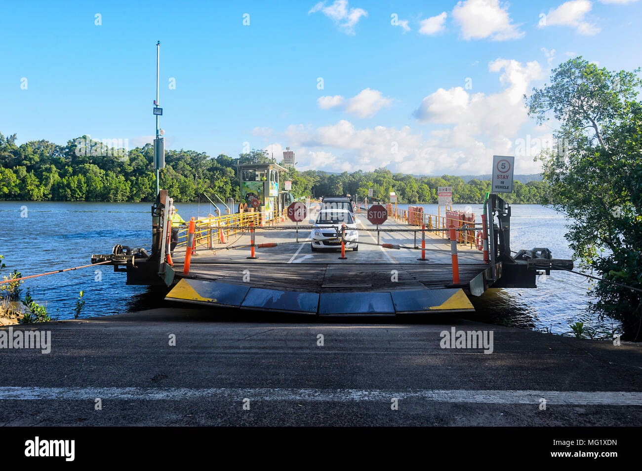 Río Daintree ferry cable da acceso al Parque Nacional Daintree, Far North Queensland, FNQ, Queensland, Australia Foto de stock