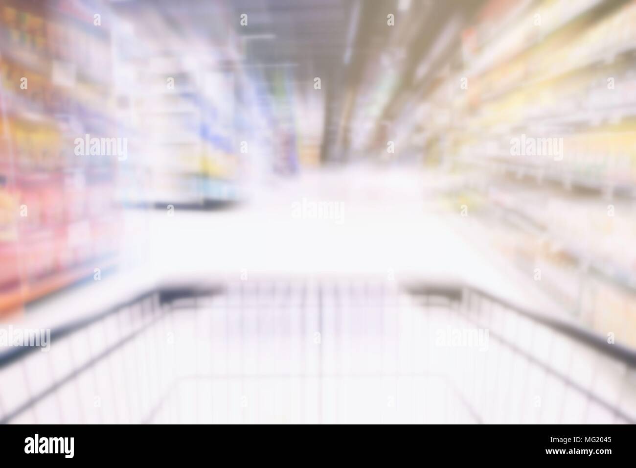 Imagen borrosa de movimiento de compras en el supermercado. Foto de stock