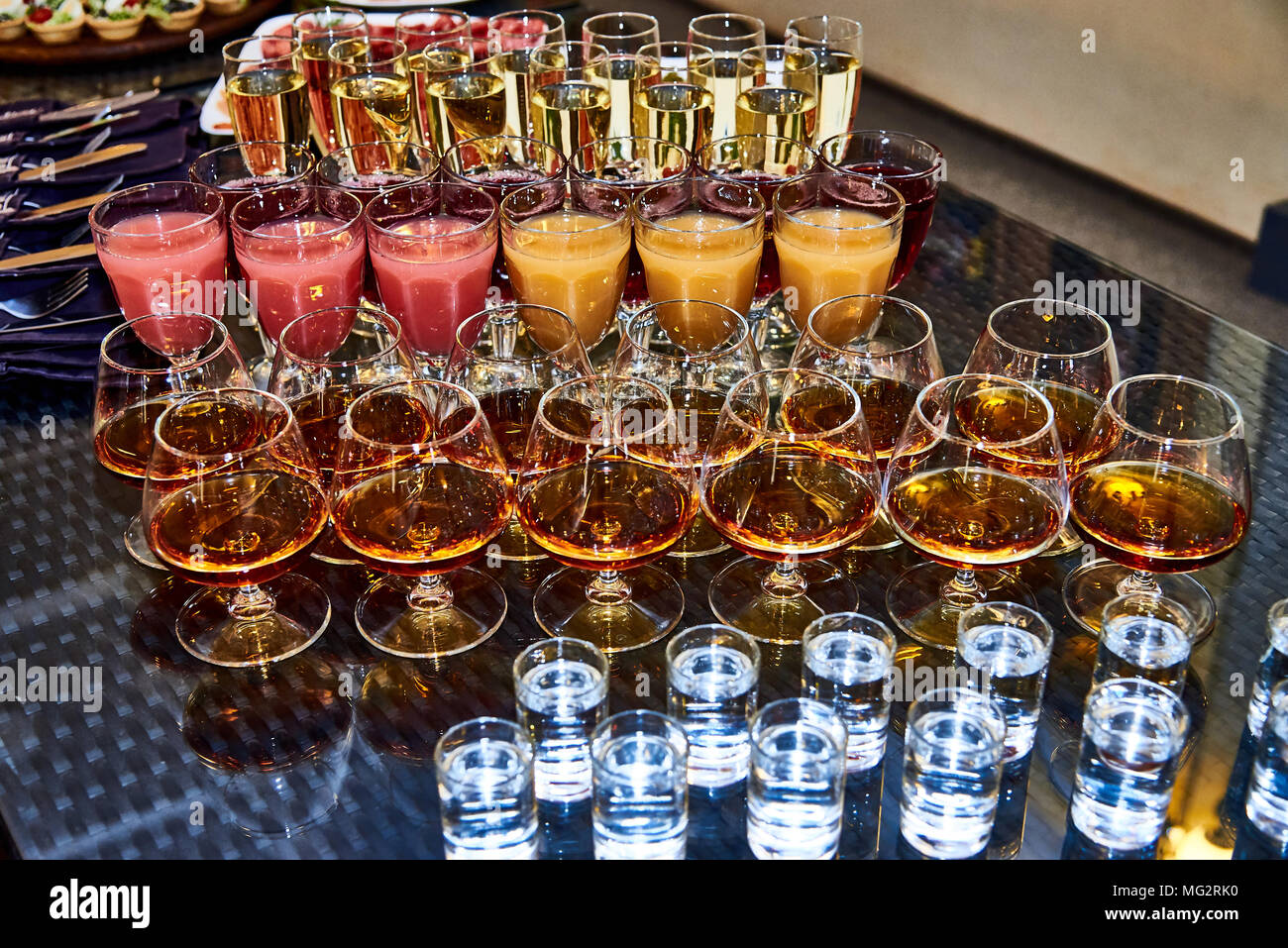 Las bebidas alcohólicas en la mesa del buffet Fotografía de stock - Alamy