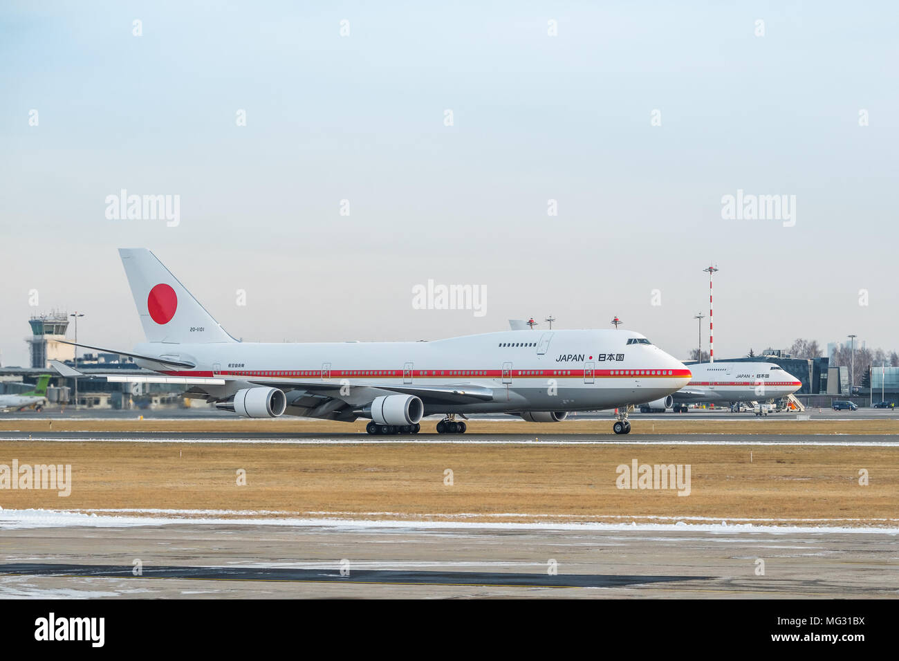 Los japoneses Air Force One de la Fuerza Aérea y dos aviones Boeing 747 que contengan Primer Ministro japonés Shinzo Abe y su personal aterrizó en el aeropuerto de Riga Foto de stock