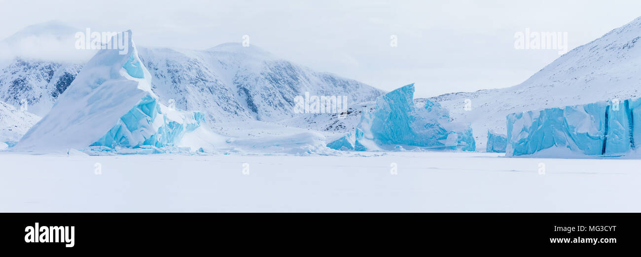 Los icebergs congeladas en los fiordos de la isla de Baffin, Nunavut, Canadá Foto de stock