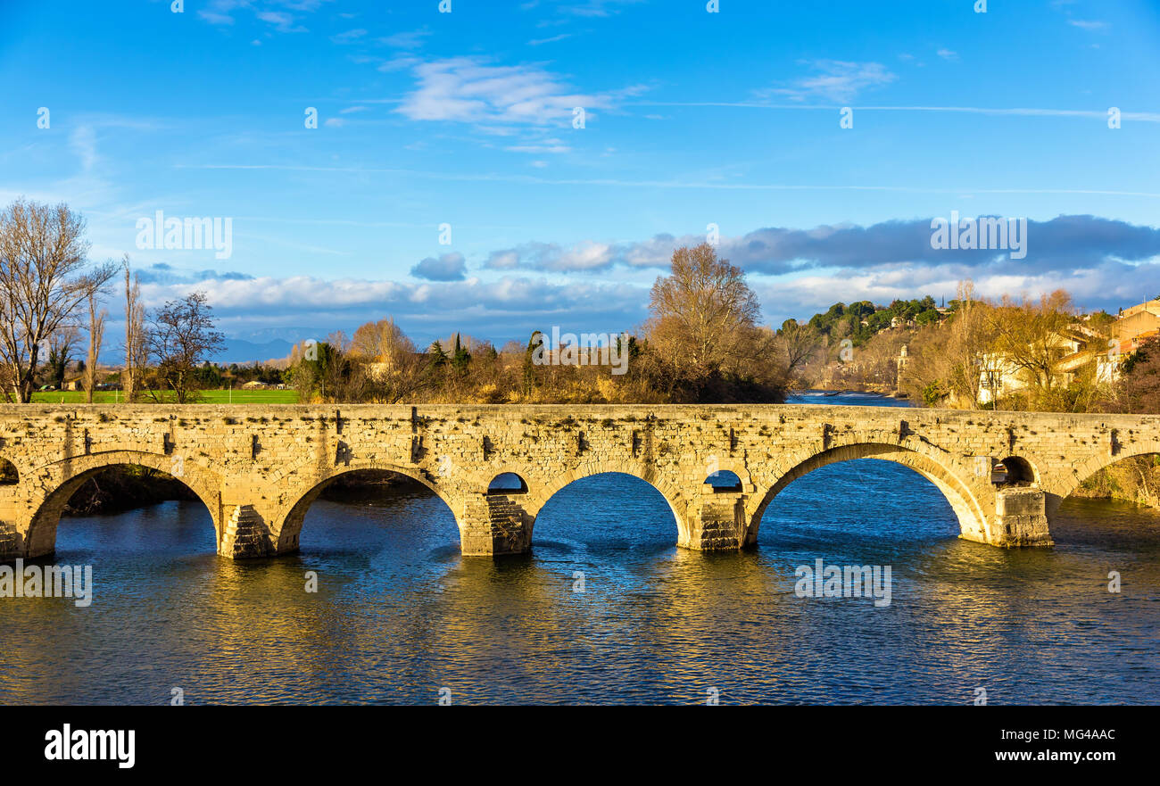 El Pont Vieux, un puente sobre el orbe en Beziers, Francia Foto de stock