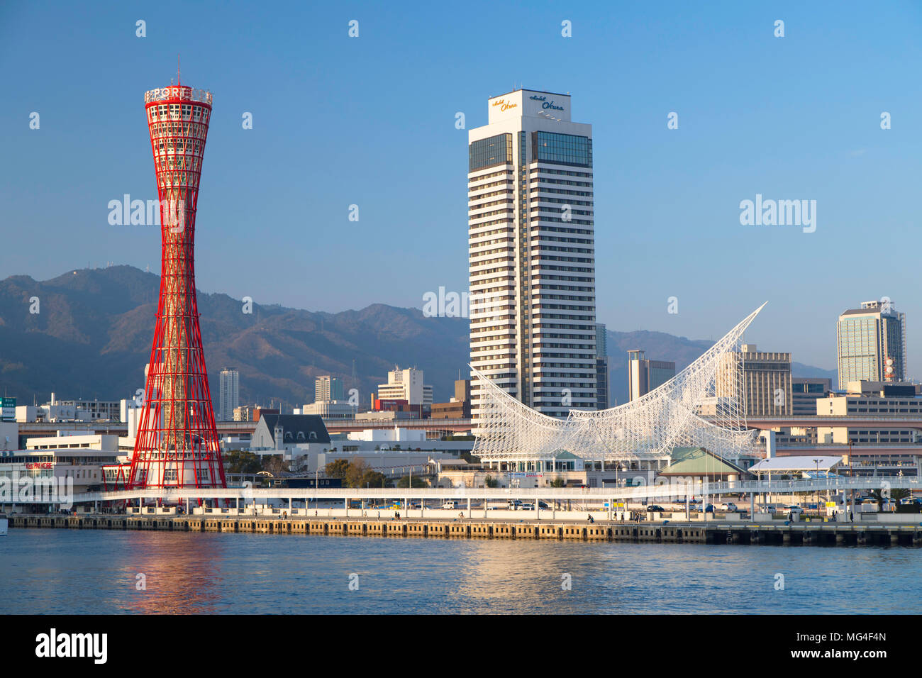 Museo Marítimo y torre de puerto de Kobe, Japón, Kansai Fotografía de stock  - Alamy
