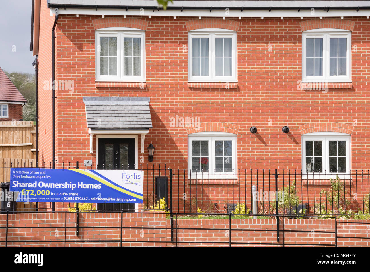 La propiedad compartida con un nuevo desarrollo de viviendas por Bovis Homes en antiguos terrenos del Cinturón Verde, Redditch, Worcestershire, Inglaterra, Reino Unido. Foto de stock