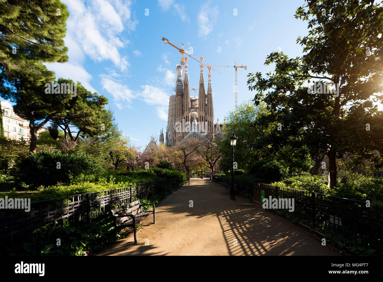 Barcelona, España - Abril 10,2018 : vista de la Sagrada Familia, una gran iglesia católica romana en Barcelona, España, diseñado por el arquitecto catalán Anton Foto de stock