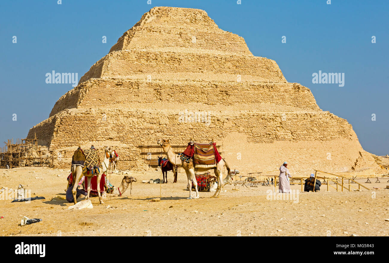 La Pirámide de Djoser, o paso de pirámide, la pirámide más antigua en