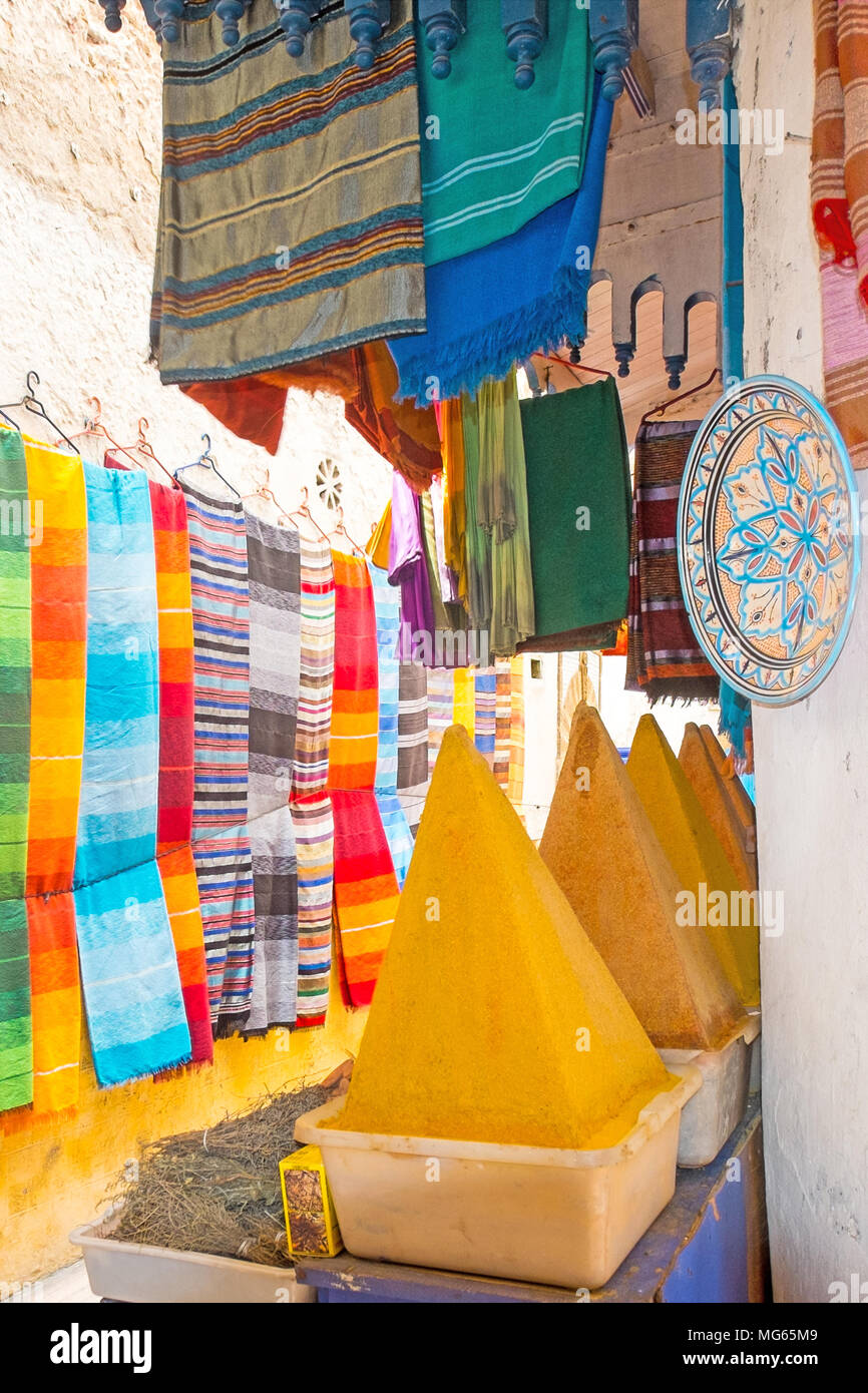 Telas y especias para venta en la medina de Essaouira, Marruecos Foto de stock