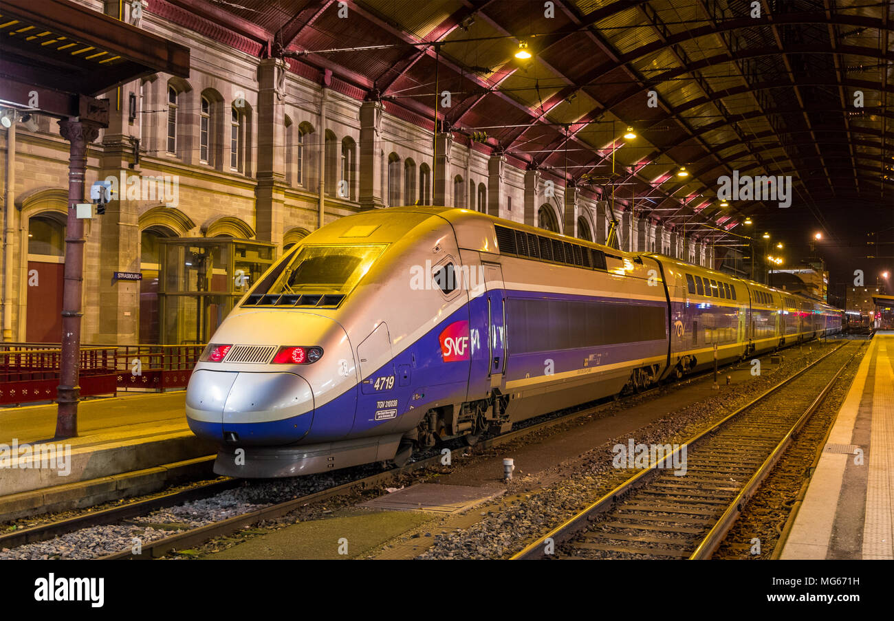 Estrasburgo, Francia - Enero 01: SNCF TGV Dúplex en tren principal s Foto de stock