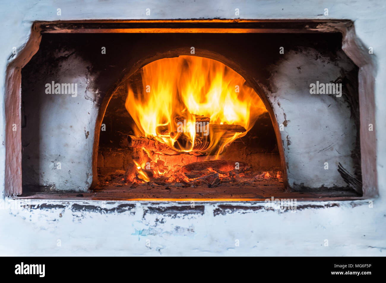 Federación de horno pintada de blanco con manchas ahumado sucio. La quema  de leña en la chimenea. Estufa de albañilería utilizados para cocinar y  calefacción doméstica Fotografía de stock - Alamy