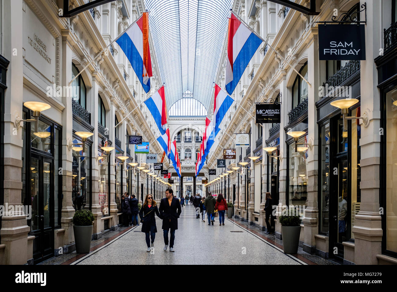 Banderas nacionales, visto en el centro comercial pasaje en King's Day en la ciudad de La Haya, en Holanda. Koningsdag o King's es un día de fiesta nacional en el Reino de los Países Bajos. Celebra el 27 de abril, la fecha se conmemora el nacimiento del Rey Willem-Alexander. El pasaje en La Haya es el más antiguo centro comercial existente en los Países Bajos. Foto de stock