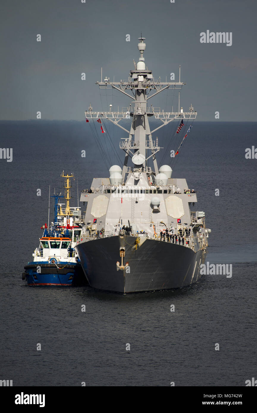 Gdynia, Polonia, el 27 de abril de 2018. US Navy clase Arleigh Burke, el destructor USS Farragut (DDG-99) en el puerto de Gdynia, Polonia. El 27 de abril de 2018 © Wojciech Strozyk / Alamy Live News Foto de stock