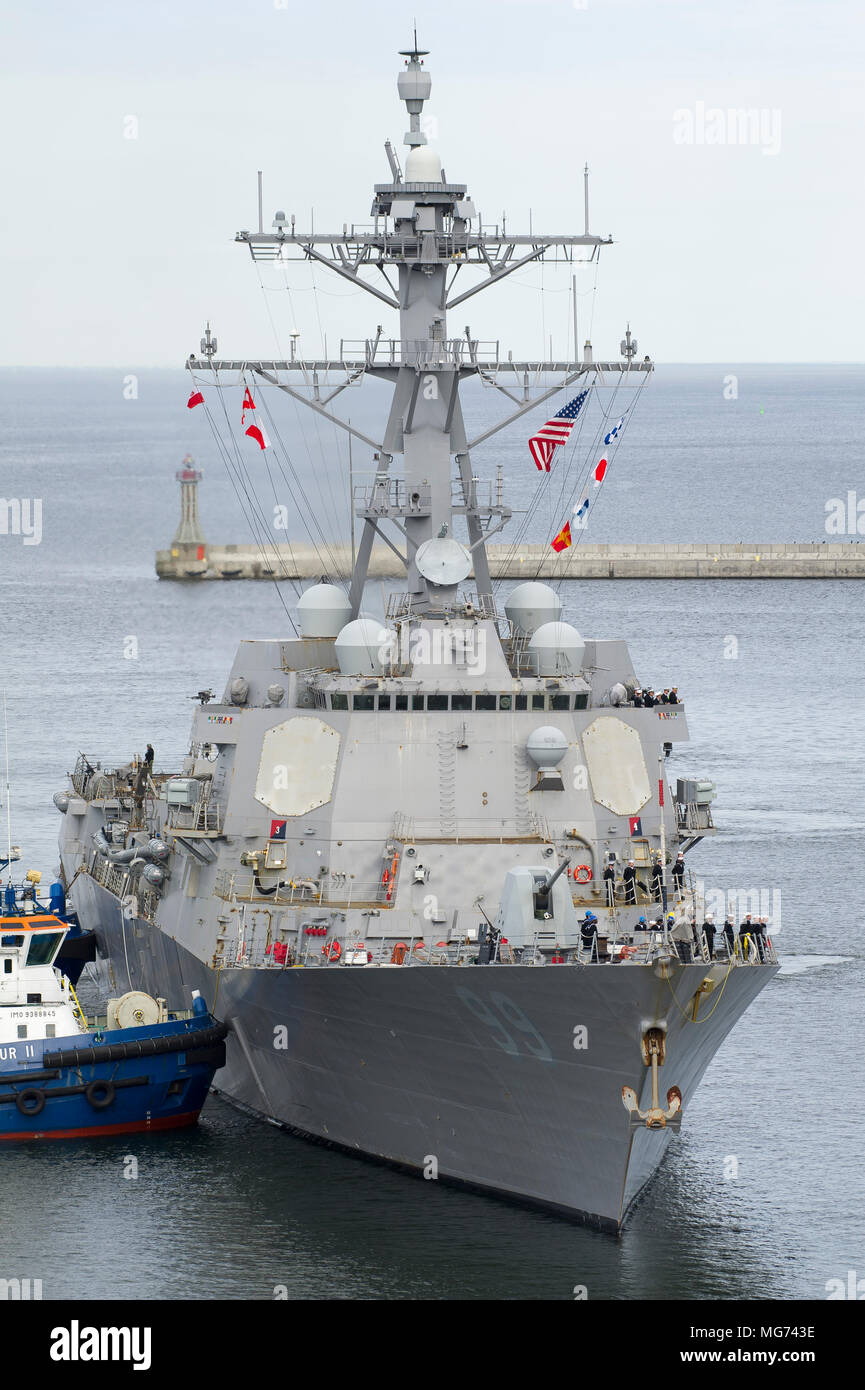 Gdynia, Polonia, el 27 de abril de 2018. US Navy clase Arleigh Burke, el destructor USS Farragut (DDG-99) en el puerto de Gdynia, Polonia. El 27 de abril de 2018 © Wojciech Strozyk / Alamy Live News Foto de stock