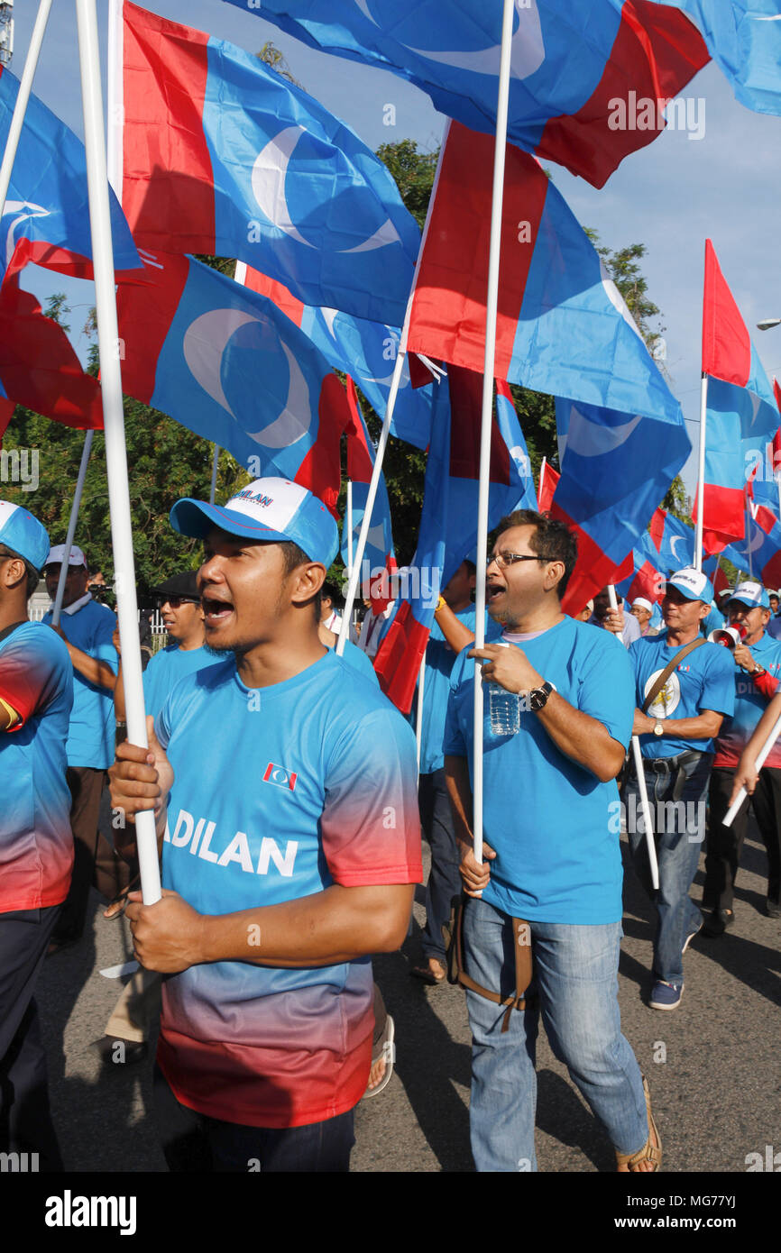 Kuala Terengganu, Malasia 28 de abril de 2018. Los partidarios de la oposición, PKR, portando banderas del partido durante la XIV Asamblea General de Malasia Día nominación electoral en Kuala Terengganu. Crédito: Tengku Mohd Yusof/Alamy Live News Foto de stock