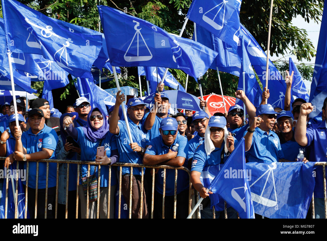Kuala Terengganu, Malasia 28 de abril de 2018. Barisan Nasional partidarios del partido en las elecciones generales de 14 de Malasia Día nominación en Kuala Terengganu, en Malasia. Crédito: Tengku Mohd Yusof/Alamy Live News Foto de stock