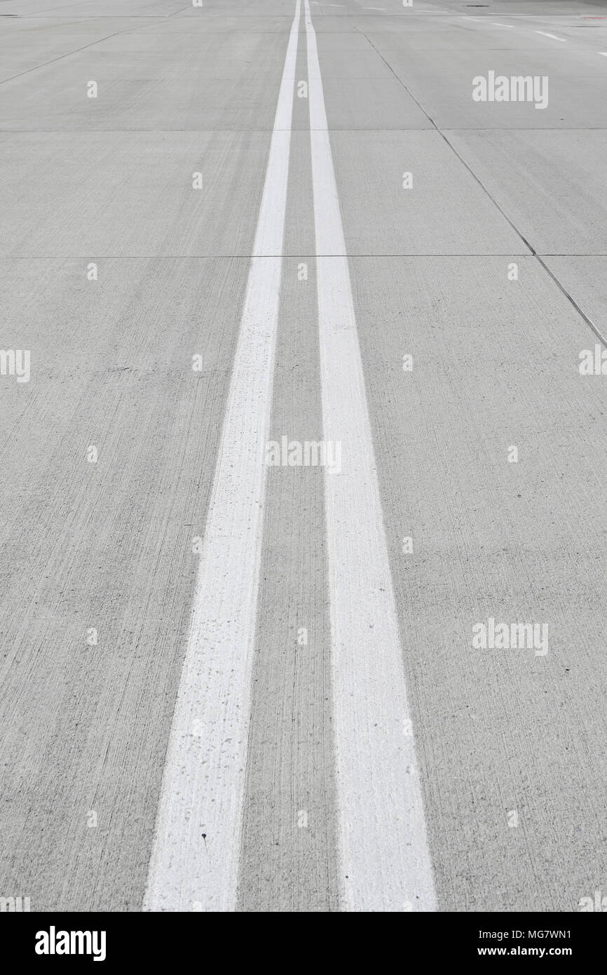 Línea, líneas, rojo, blanco, marca, señalización de carreteras, autopistas, posición límite, rampa, avión, avión, avión, el aeropuerto de Munich (MUC, Alemania Foto de stock