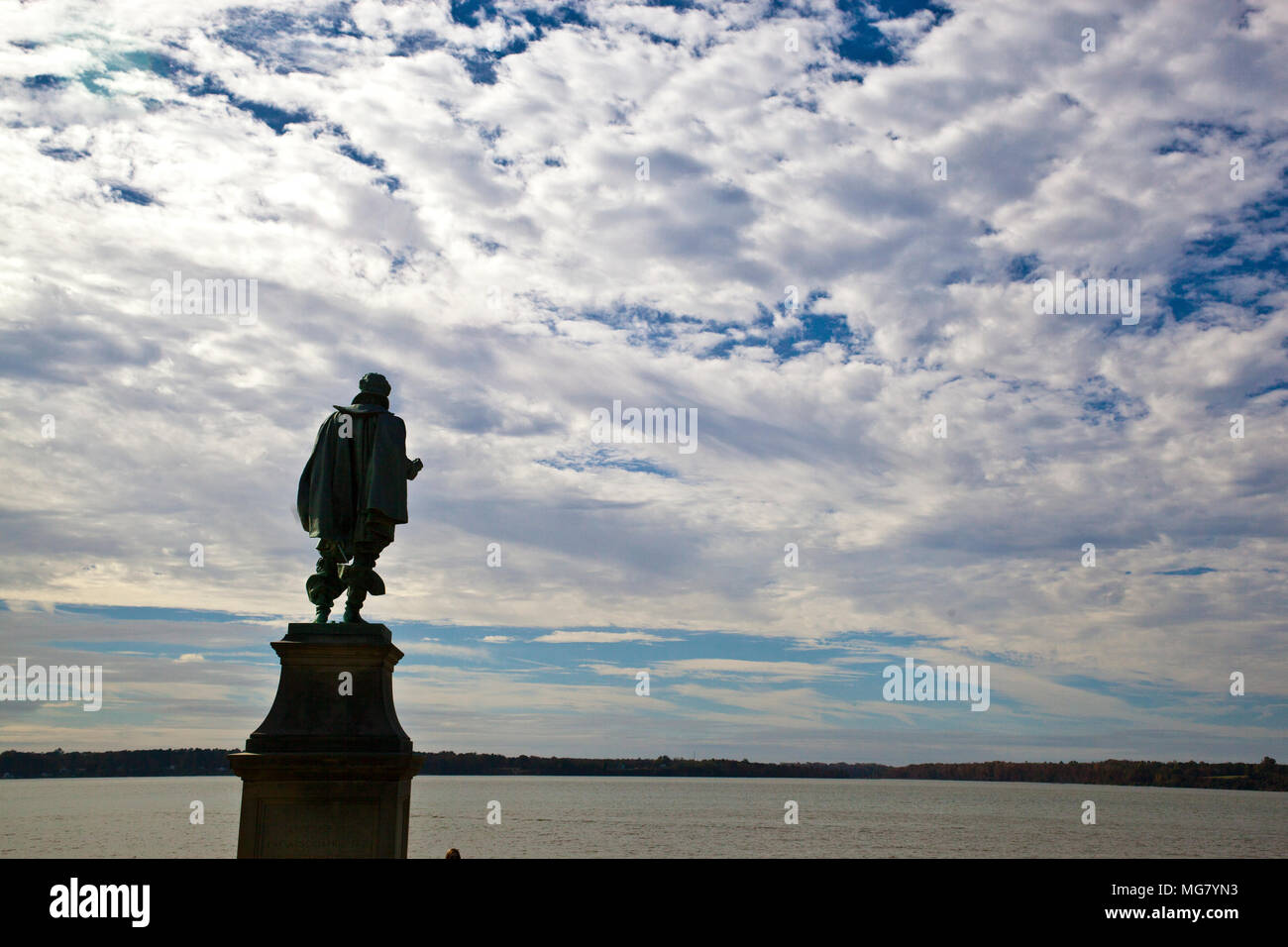 El capitán John Smith, frente a la estatua de James River. Asentamiento histórico de Jamestown Jamestown, Virginia Foto de stock