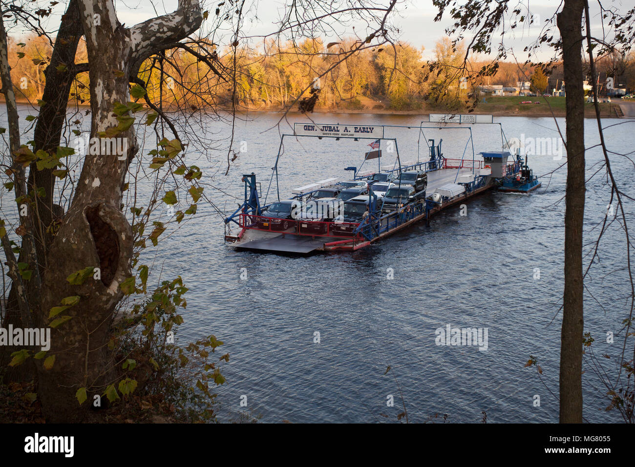 Histórico del blanco en Maryland Poolesville ferry cruzando el río Potomac. El ferry sigue un cable al otro lado del río Foto de stock