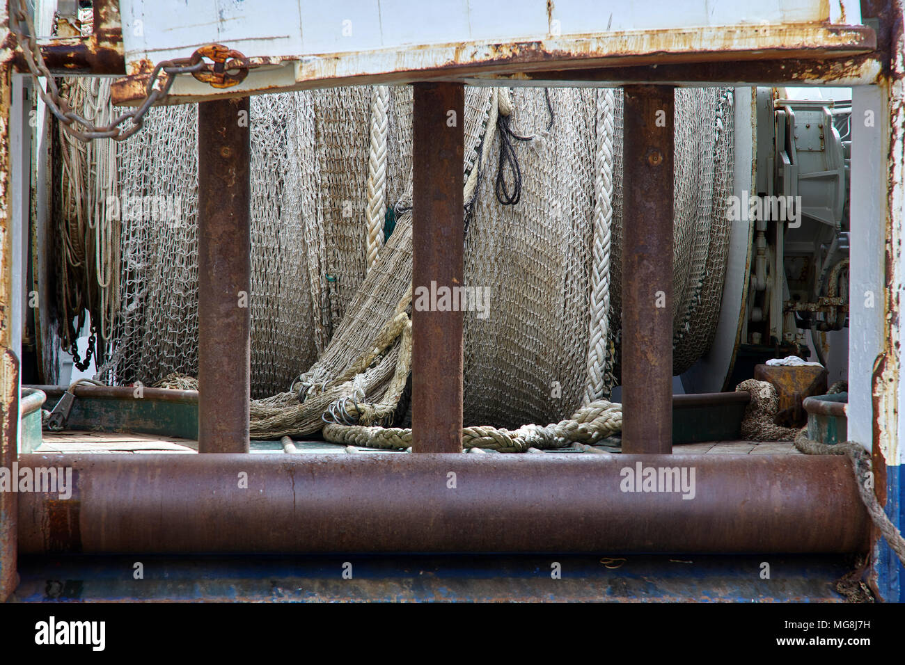 Arrastrero redes y marcha guardada en la popa de un arrastrero pelágico Fraserburgh amarrados en el puerto. Foto de stock