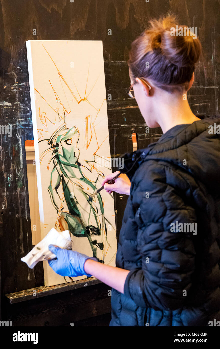 Artista Katie Maher creando un óleo en su galería; Salida, Colorado, EE.UU. Foto de stock