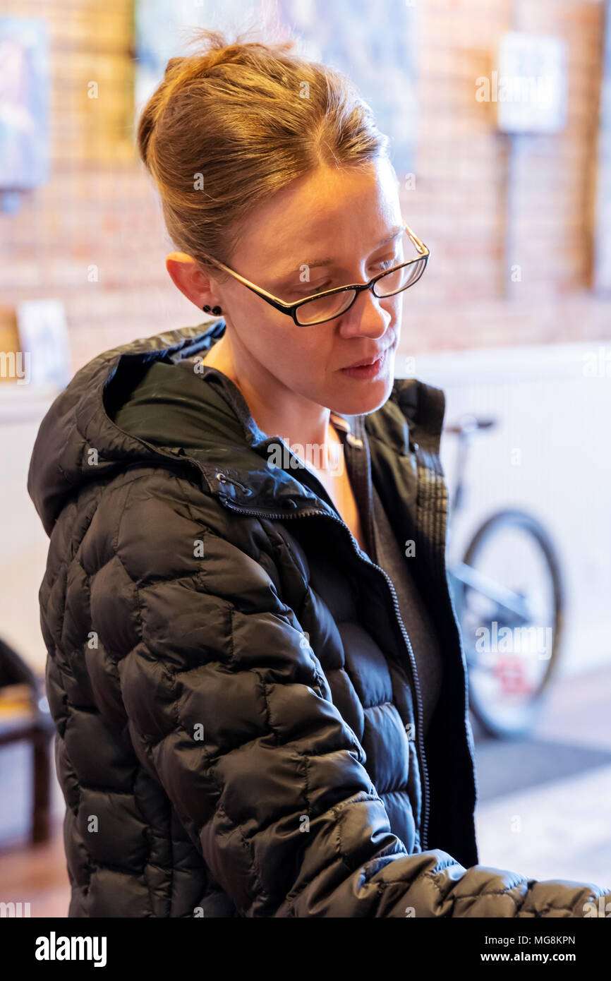 Artista Katie Maher creando un óleo en su galería; Salida, Colorado, EE.UU. Foto de stock