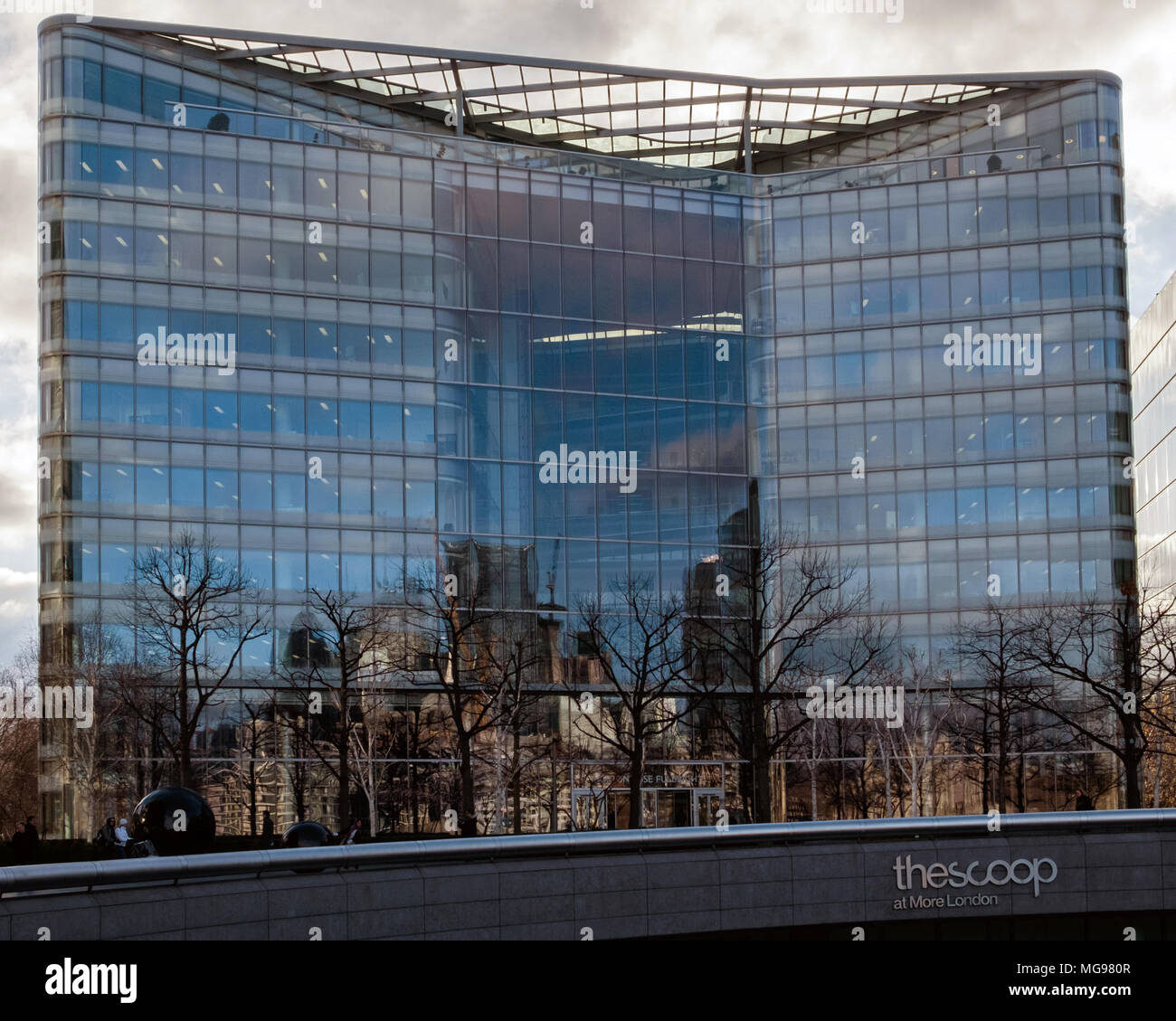 Edificios de oficinas de cristal reflectante en más Londres Riverside con la boca en primer plano. Foto de stock