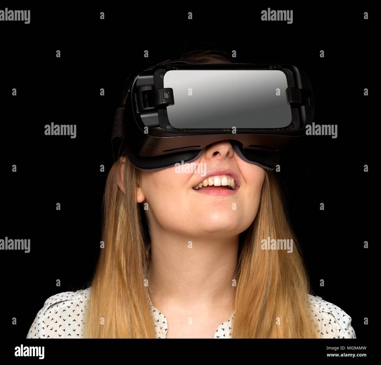 Joven mujer vistiendo casco de realidad virtual, Foto de estudio. Foto de stock