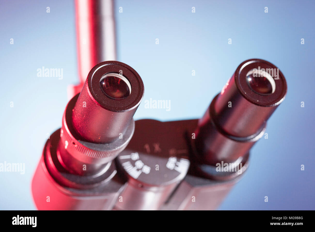 Microscopio binocular ocular. Foto de stock