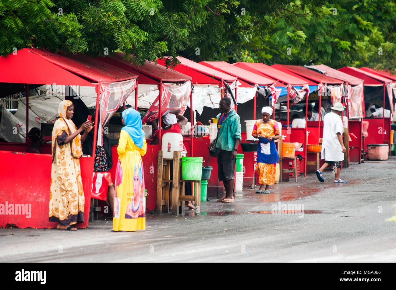 Fila de fast food y barbacoa cocinas sobre Bibi Titi Mohammed Street, Dar es Salaam, Tanzania Foto de stock