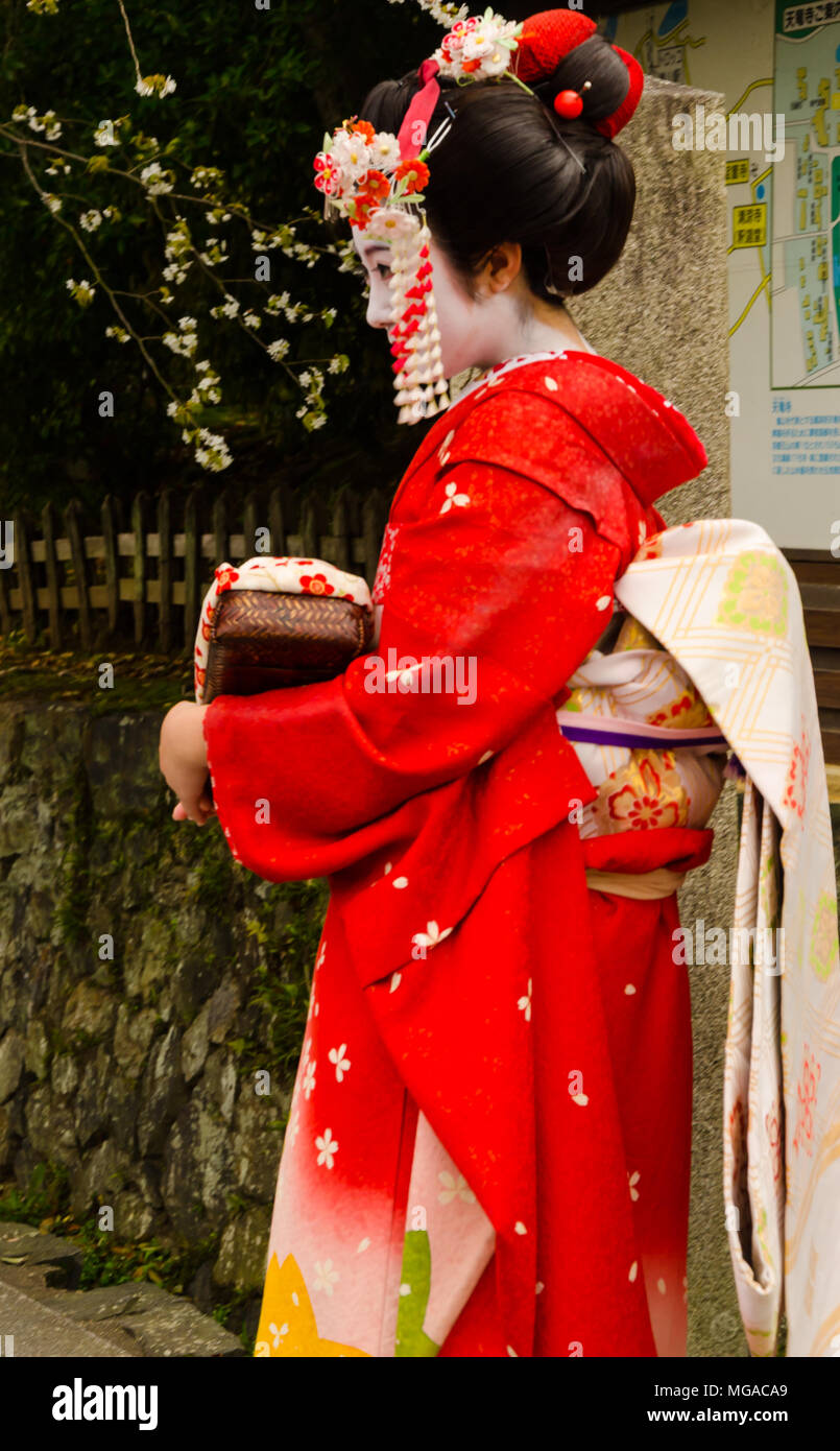 Geisha mujer tradicional japonesa en kimono rojo Fotografía de stock - Alamy