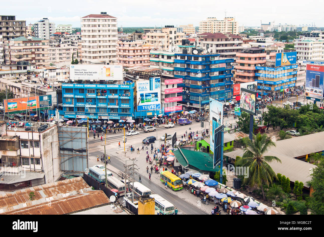 Vista aérea de la calle y la calle Msimbazi Uhuru, Kariakoo, mirando al sudeste, Dar es Salaam, Tanzania Foto de stock