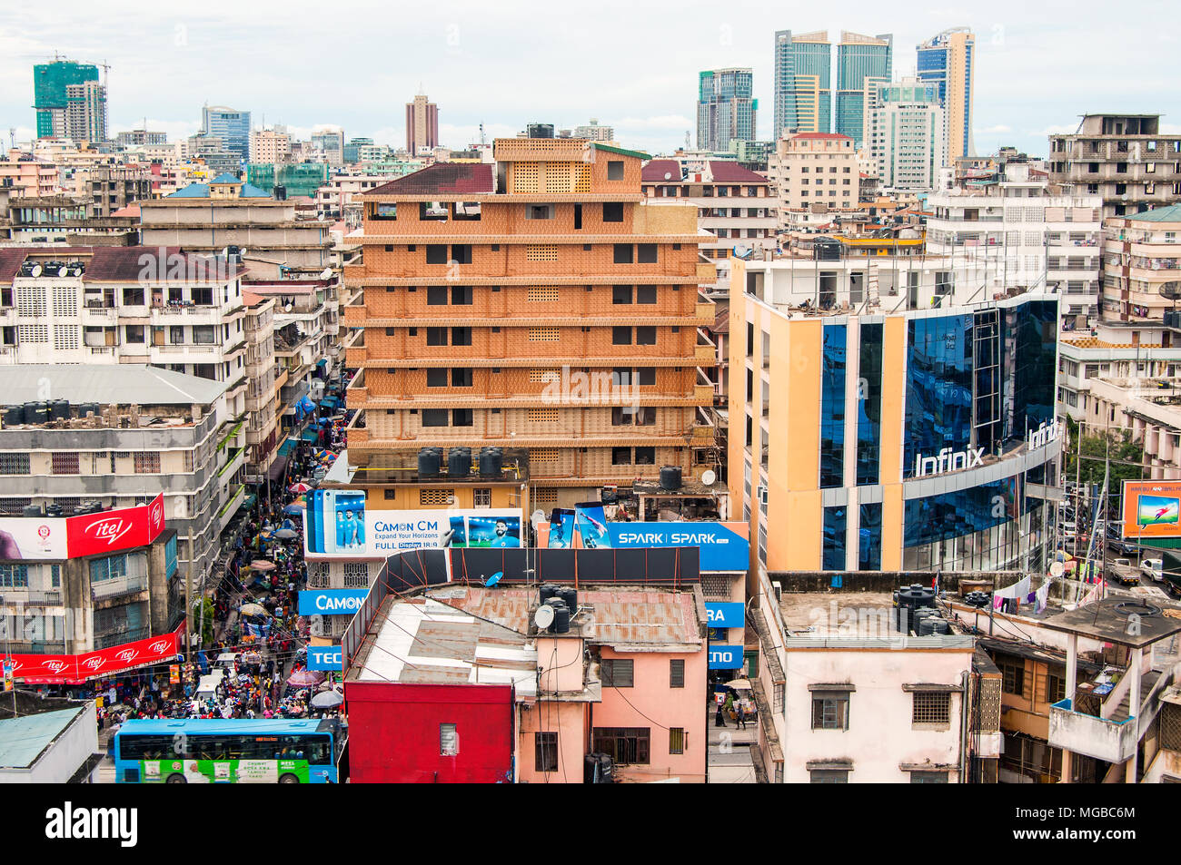 Vista aérea de la calle del mercado Kariakoo y CBD más allá, mirando al este desde Kariakoo, Dar es Salaam, Tanzania Foto de stock