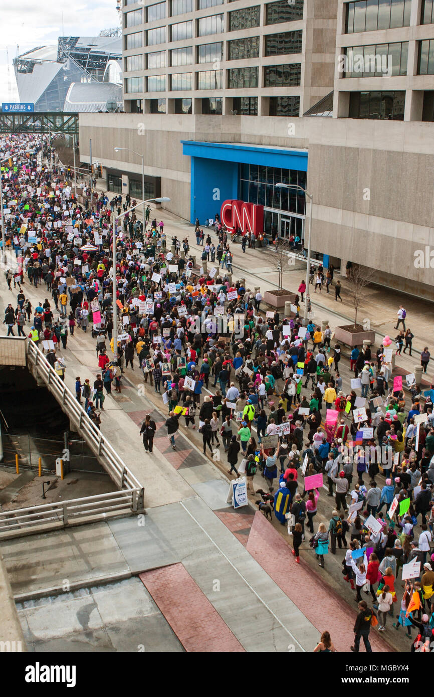 Miles de manifestantes se pase por la sede de CNN que participen en la marcha de las mujeres el 21 de enero de 2016 en Atlanta, GA. Foto de stock