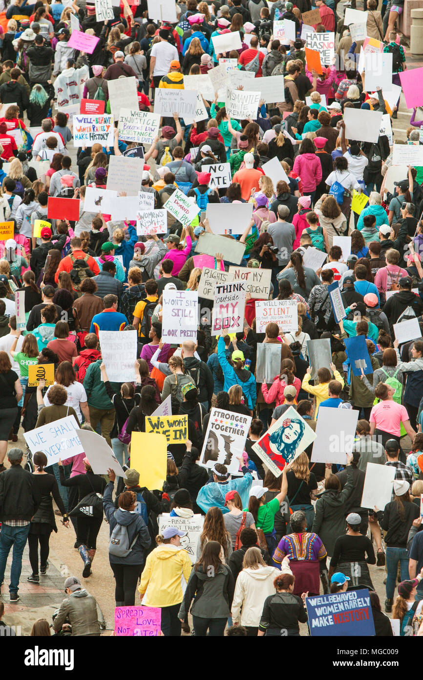 Miles de manifestantes expresan su descontento con la elección presidencial, en marzo para las mujeres el 21 de enero de 2016 en Atlanta, GA. Foto de stock