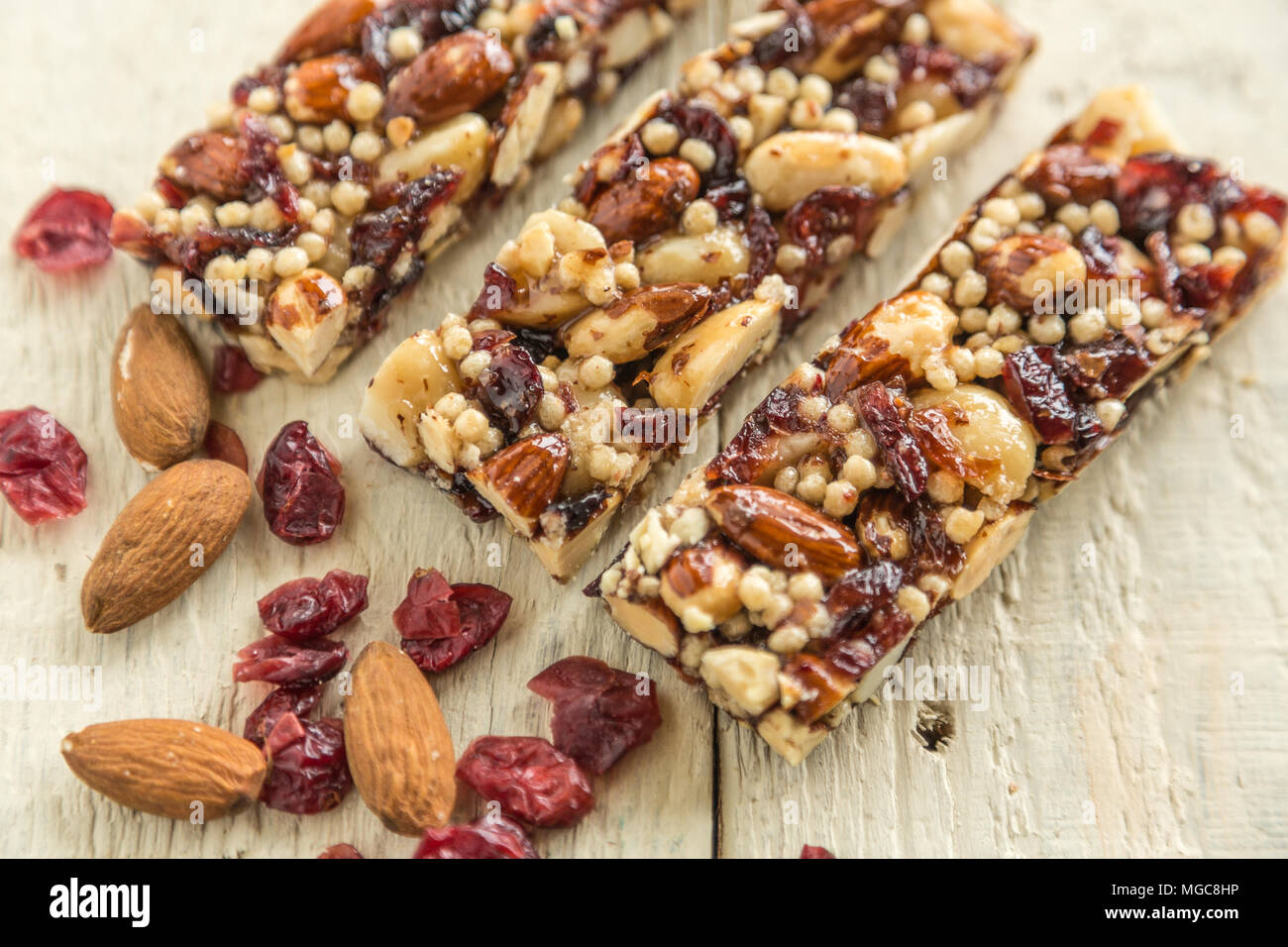 Las barras de cereales con tuercas y cranberrys Foto de stock