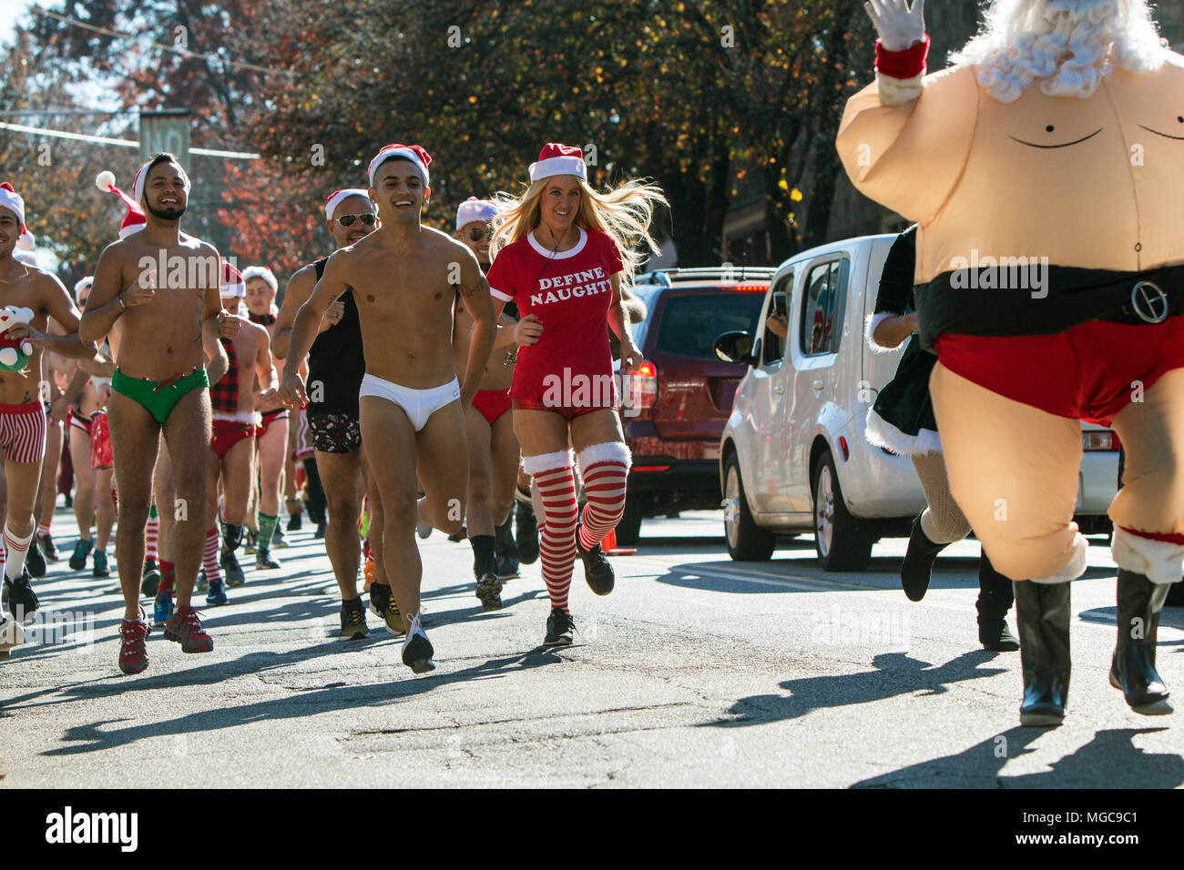 Un grupo de corredores vistiendo bañador Speedo despegar desde la línea de  inicio en el Santa Speedo ejecutar, el 10 de diciembre de 2016 en Atlanta,  GA Fotografía de stock - Alamy